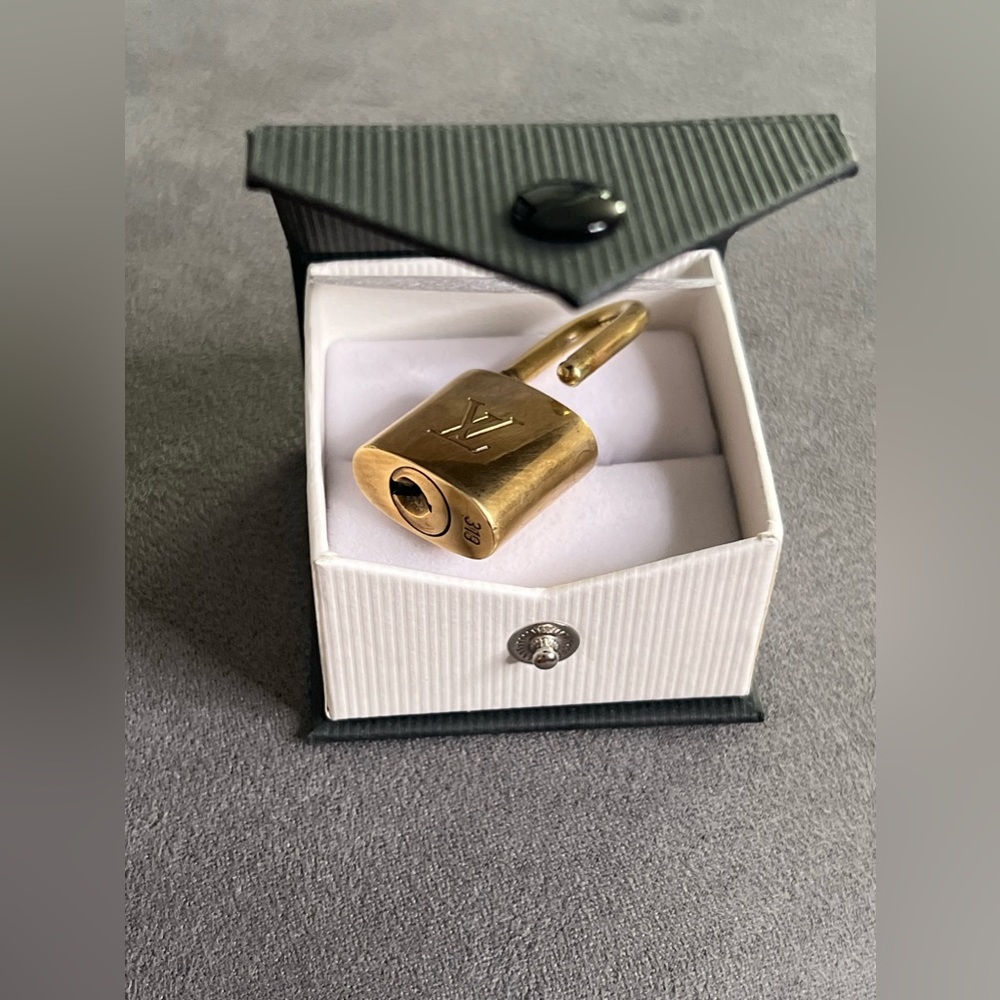 Louis Vuitton Lock 🔒 (no key) #319